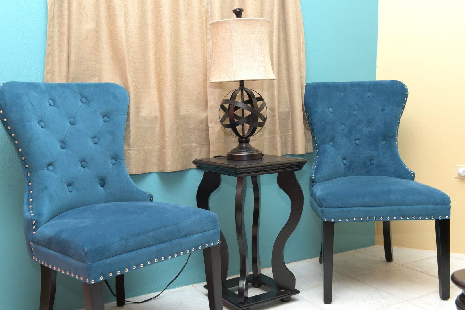 Guesthousetoco Unit 4 BR 1 Chair scaled 6